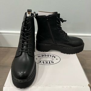 *BRAND NEW* STEVE MADDEN BETTY LACE UP BOOTS - doc marten jadon dupe
